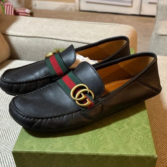Gucci Black Loafers with Gold Emblem - Picture 2 of 10